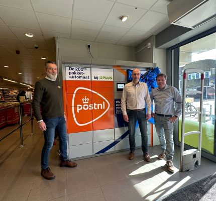 Feestelijke Opening Postnl Pakketautomaat Bij Plus Van Den Boogaard In Gouda