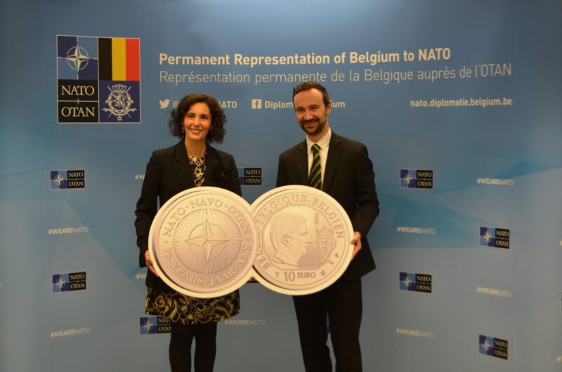 Minister Hadja Lahbib Ontvangt Belgische 10 Euro Herdenkingsmunt Voor 75 Jaar Navo