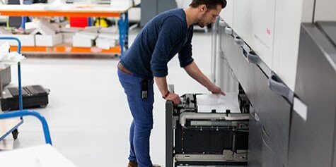 Vele copyshops in Nederland worden onder druk gezet door de digitalisering. Het Groningse Studentendrukwerk ziet dit echter als een kans en verzorgt al het drukwerk voor studerend Nederland. Met een efficiënte formule proberen zij zich een weg te banen op deze nichemarkt.   ...